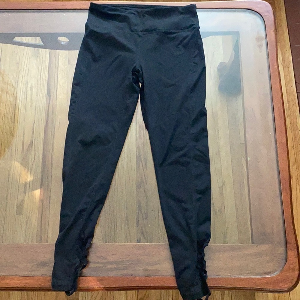 Mono B cropped black leggings athletic wear size size small